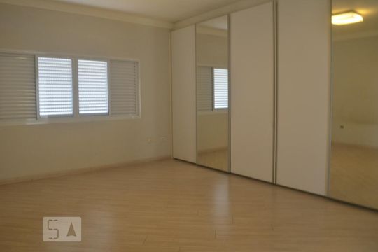 Quarto de casa à venda com 4 quartos, 500m² em Vila Progredior, São Paulo