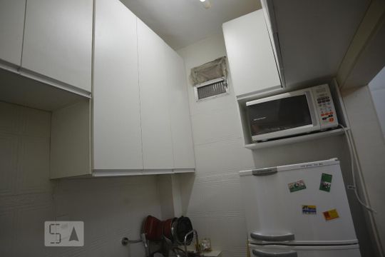 Cozinha de apartamento para alugar com 1 quarto, 41m² em Botafogo, Rio de Janeiro
