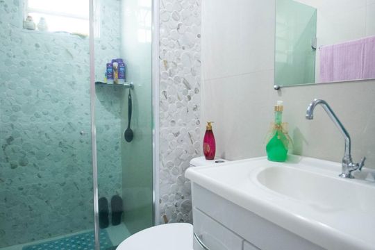 banheiro de apartamento à venda com 2 quartos, 53m² em Parque Residencial Vila União, Campinas