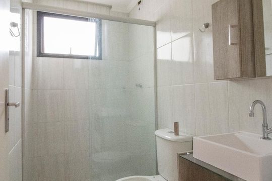 Banheiro de apartamento à venda com 2 quartos, 63m² em Chácara Agrindus, Taboão da Serra