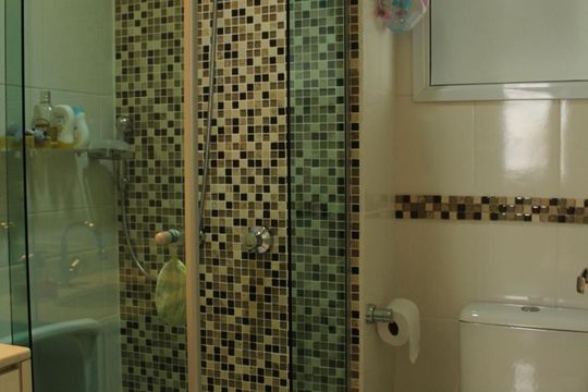 Banheiro  de apartamento para alugar com 2 quartos, 80m² em Jardim Tupanci, Barueri