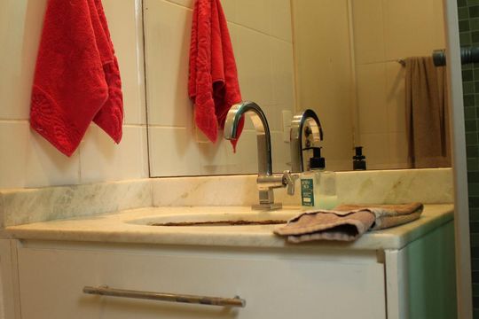banheiro Quarto 1 de apartamento para alugar com 2 quartos, 80m² em Jardim Tupanci, Barueri