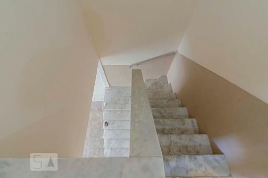 Escada Interna de casa para alugar com 5 quartos, 210m² em São Cristóvão, Rio de Janeiro