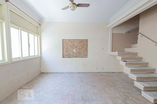 Sala de casa para alugar com 5 quartos, 210m² em São Cristóvão, Rio de Janeiro