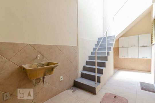 Área de Serviço/ Escada Externa de casa para alugar com 5 quartos, 210m² em São Cristóvão, Rio de Janeiro
