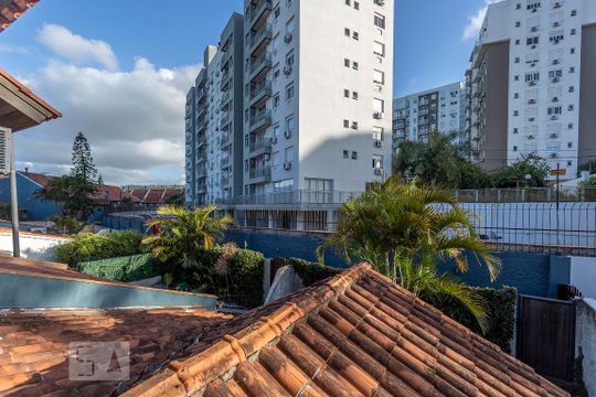 Vista de casa de condomínio à venda com 6 quartos, 300m² em Jardim Itu Sabará, Porto Alegre