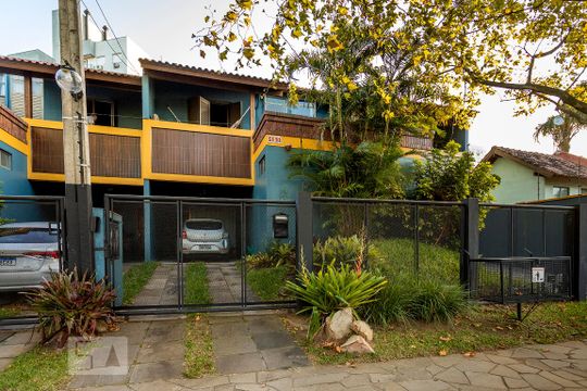 Fachada de casa de condomínio à venda com 6 quartos, 300m² em Jardim Itu Sabará, Porto Alegre