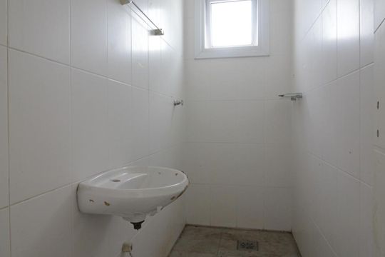 Banheiro de serviço de casa de condomínio à venda com 4 quartos, 820m² em Fazenda Morumbi, São Paulo