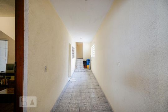 Corredor lateral de casa para alugar com 3 quartos, 140m² em Vila Olinda, São Paulo