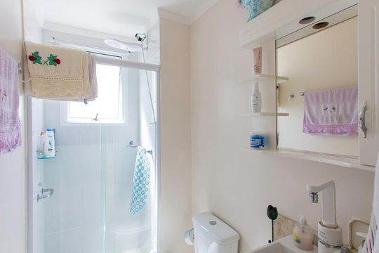 Banheiro de apartamento para alugar com 2 quartos, 46m² em Cavalhada, Porto Alegre