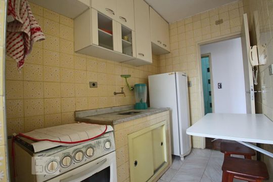 Cozinha de apartamento para alugar com 1 quarto, 48m² em Bela Vista, São Paulo