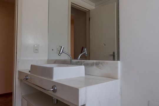 Banheiro de apartamento à venda com 3 quartos, 80m² em Cristal, Porto Alegre