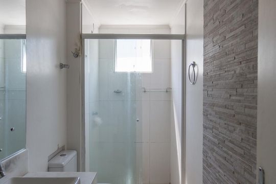 Banheiro de apartamento à venda com 3 quartos, 80m² em Cristal, Porto Alegre