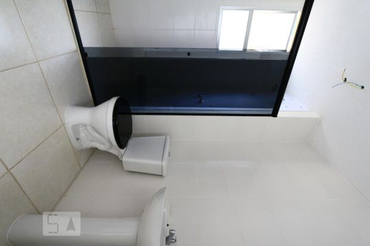 Banheiro de apartamento para alugar com 2 quartos, 50m² em Jacarepaguá, Rio de Janeiro