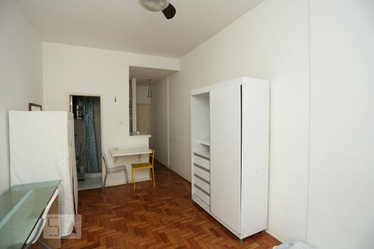 Sala de kitnet/studio para alugar com 1 quarto, 30m² em Copacabana, Rio de Janeiro