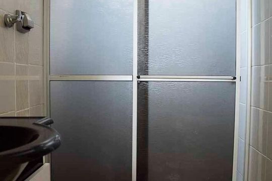 Banheiro de apartamento à venda com 2 quartos, 49m² em Centro, Diadema