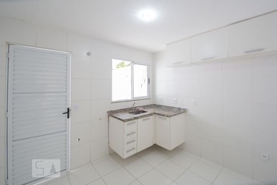 Cozinha de casa de condomínio para alugar com 2 quartos, 80m² em Vargem Grande, Rio de Janeiro