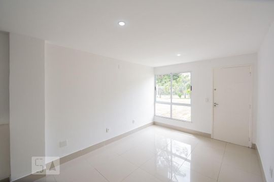Sala de casa de condomínio para alugar com 2 quartos, 80m² em Vargem Grande, Rio de Janeiro