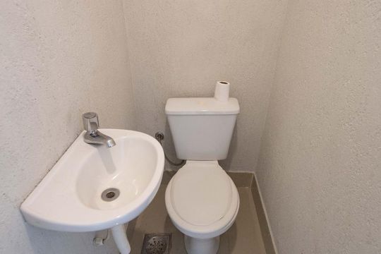 Lavabo de casa de condomínio para alugar com 2 quartos, 80m² em Vargem Grande, Rio de Janeiro