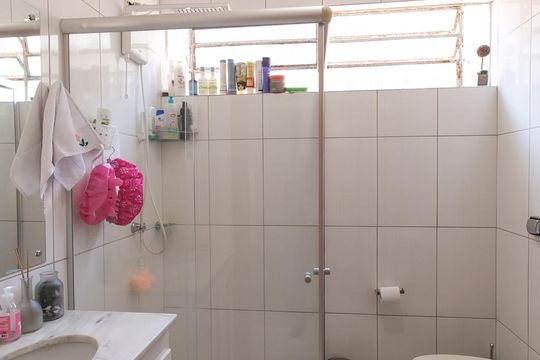 Banheiro de casa de condomínio à venda com 3 quartos, 130m² em Santa Tereza, Porto Alegre