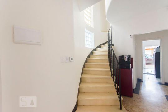 Entrada social de casa à venda com 3 quartos, 300m² em Vila Nova Conceição, São Paulo