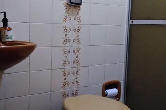 Banheiro de apartamento à venda com 1 quarto, 55m² em Jardim Floresta, Porto Alegre