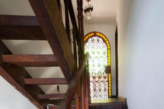 Escada de acesso ao 2º pavimento de casa à venda com 4 quartos, 250m² em Lagoa, Rio de Janeiro