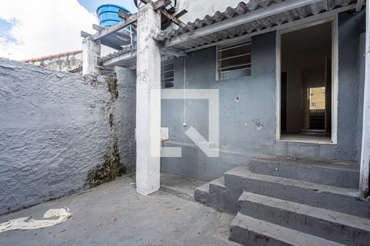 Área de serviço e quintal fundos de casa para alugar com 1 quarto, 70m² em Parque Peruche, São Paulo