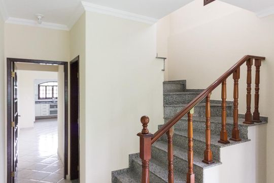 Escadas de casa para alugar com 3 quartos, 205m² em Jardim São José (zona Norte), São Paulo