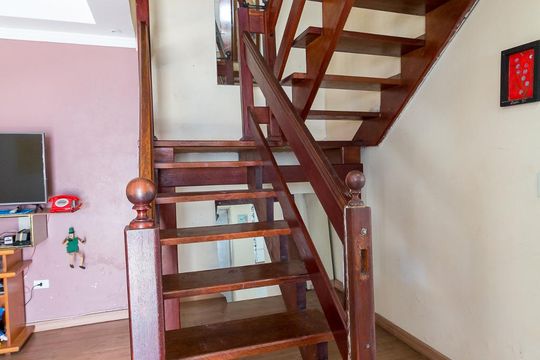Escada de casa à venda com 4 quartos, 190m² em Parque Continental I, Guarulhos