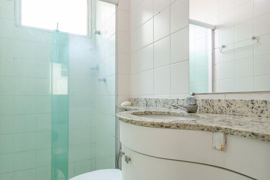 Banheiro  de apartamento à venda com 2 quartos, 68m² em Havaí, Belo Horizonte