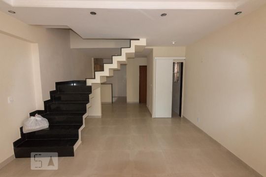 Sala de casa de condomínio para alugar com 3 quartos, 130m² em Taquara, Rio de Janeiro