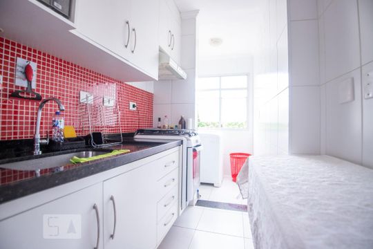 cozinha de apartamento para alugar com 2 quartos, 50m² em Jardim dos Oliveiras, Campinas