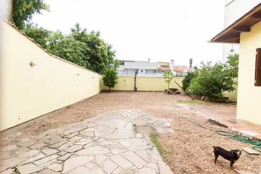 Pátio de casa à venda com 4 quartos, 200m² em Chácara das Pedras, Porto Alegre