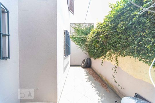 Quintal de casa à venda com 3 quartos, 160m² em Parque Jaçatuba, Santo André