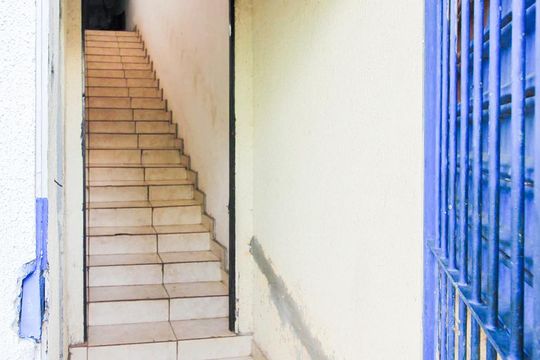 Escadaria de acesso ao apartamento de apartamento para alugar com 1 quarto, 50m² em St. Leste Universitário, Goiânia