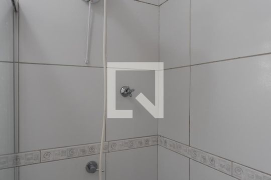 Banheiro de apartamento para alugar com 2 quartos, 56m² em Passo da Areia, Porto Alegre