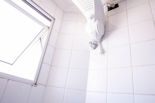 banheiro de apartamento para alugar com 2 quartos, 46m² em Vila Pompéia, Campinas