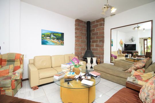 Sala de Estar de casa de condomínio à venda com 6 quartos, 250m² em Bom Jesus, Porto Alegre