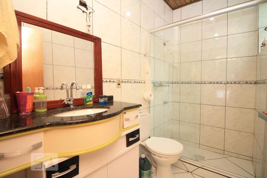 Banheiro de casa de condomínio à venda com 6 quartos, 250m² em Bom Jesus, Porto Alegre