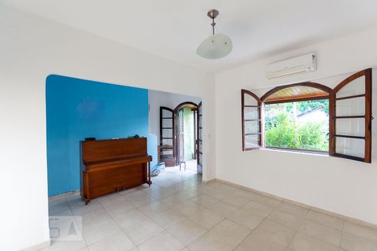 Casa à venda com 3 quartos, 360m² em São Francisco, Niterói