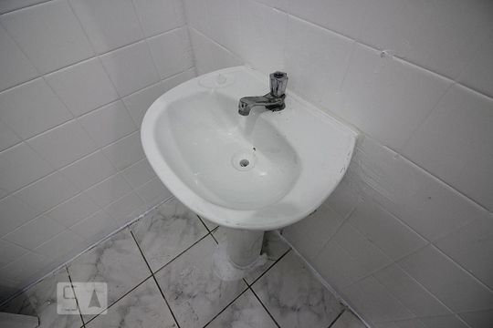 Detalhes do Banheiro de casa para alugar com 1 quarto, 82m² em Centro, Diadema