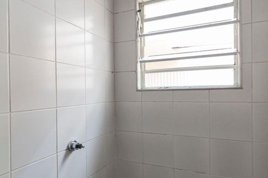 Banheiro social de casa à venda com 1 quarto, 30m² em Chácara Inglesa, São Paulo