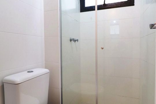 Banheiro Suíte 1 e 2 de casa de condomínio à venda com 3 quartos, 165m² em Vargem Pequena, Rio de Janeiro
