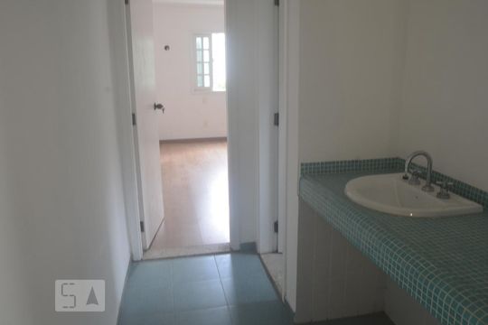 Corredor de casa para alugar com 3 quartos, 250m² em Paraíso do Morumbi, São Paulo