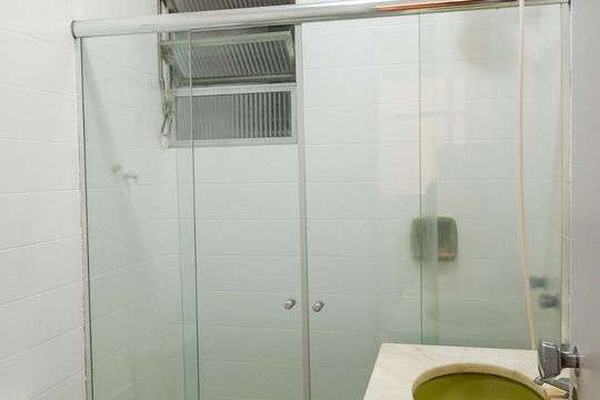 Banheiro de apartamento para alugar com 1 quarto, 40m² em Copacabana, Rio de Janeiro