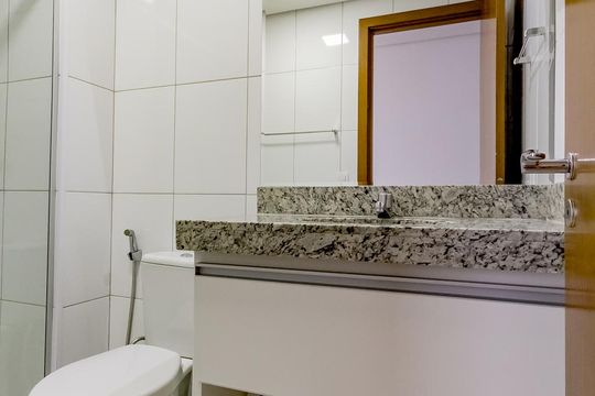 Banheiro social de apartamento à venda com 2 quartos, 65m² em Setor Bueno, Goiânia