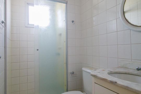 Banheiro de apartamento para alugar com 2 quartos, 48m² em Jardim Independência, São Paulo