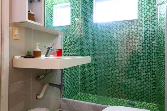 Banheiro das Suítes 2 e 3 de casa de condomínio à venda com 5 quartos, 700m² em Recreio dos Bandeirantes, Rio de Janeiro
