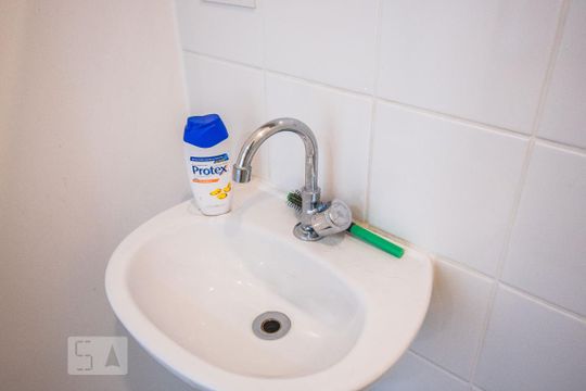 Banheiro de kitnet/studio para alugar com 1 quarto, 39m² em Cambuci, São Paulo